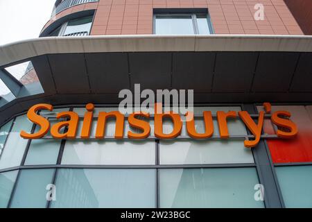 Maidenhead, Berkshire, Royaume-Uni. 15 décembre 2023. Un supermarché Sainsbury's à Maidenhead, Berkshire. Sainsbury's offre des prix moins chers sur la nourriture et les boissons aux clients qui détiennent une carte Nectar. Le supermarché Rival Tesco fait également de même avec leurs Clubcards dans le but de fidéliser la clientèle. Crédit : Maureen McLean/Alamy Banque D'Images