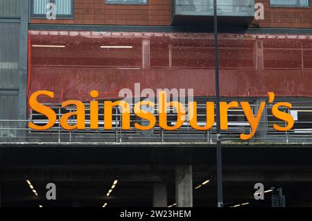 Maidenhead, Berkshire, Royaume-Uni. 15 décembre 2023. Un supermarché Sainsbury's à Maidenhead, Berkshire. Sainsbury's offre des prix moins chers sur la nourriture et les boissons aux clients qui détiennent une carte Nectar. Le supermarché Rival Tesco fait également de même avec leurs Clubcards dans le but de fidéliser la clientèle. Crédit : Maureen McLean/Alamy Banque D'Images