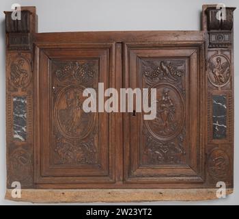 Porte d'armoire, anonyme, c. 1550 - c. 1600 porte d'armoire de nuthout, pris dans les appuis et les styles (partie de la moitié inférieure d'une façade d'armoire). La porte est, à l'intérieur d'une fenêtre profilée, décorée en relief plat avec des médaillons entourés d'un travail roulant, dans lequel Cérès et Bacchus, qui sont portés par quelques sphinx espions et qui sont décernés par un aigle. Sur les styles en relief sphinx et cygnes en médaillons ovales ; entre une plaque de marbre blanc et noir chargé. En haut des consoles, entre lesquelles le tiroir se déplaçait. France bois (matière végétale). noyer (bois dur). marbre (roche) porte d'armoire o Banque D'Images