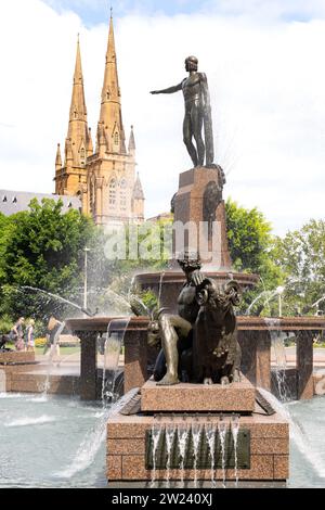 Archibald Memorial Fountain dans Hyde Park de Sydney, avec une sculpture d'Apollon donnant sur les flèches de la cathédrale Sainte-Marie. Banque D'Images