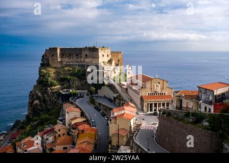 Vue aérienne sur Scilla, l'ancien Scyllaeum, avec le château de Ruffo, une forteresse construite sur un rocher et surplombant la mer, vue sur la plage. Banque D'Images
