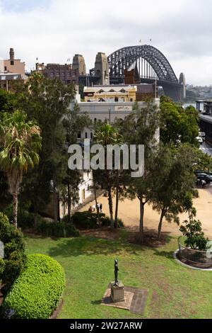 Vue sur The Rocks, y compris Cadman's Cottage, jusqu'au Sydney Harbour Bridge depuis le toit du musée d'art contemporain Banque D'Images