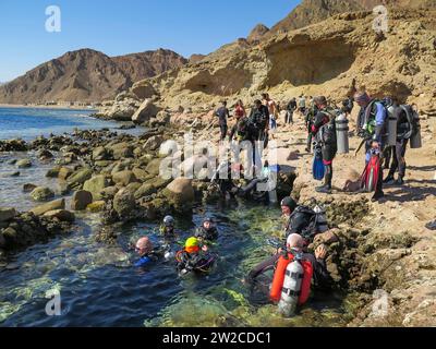 Taucher am Einstieg The Bells, Tauchplatz Blue Hole, Dahab, Golf von Akaba, Rotes Meer, Sinaï, Ägypten Banque D'Images