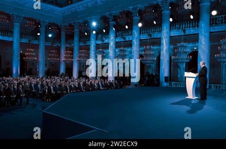 Moscou, Russie. 20 décembre 2023. Le président russe Vladimir Poutine prononce une allocution lors d'une réunion du Conseil des législateurs marquant le 30e anniversaire de l'Assemblée fédérale de Russie dans la salle de colonne de la Chambre des syndicats, le 20 décembre 2023 à Moscou, en Russie. Crédit : Mikhail Klimentyev/Kremlin Pool/Alamy Live News Banque D'Images