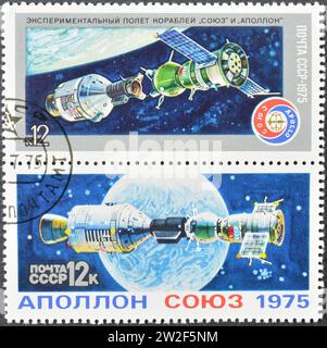 Timbre postal annulé imprimé par l'Union soviétique, qui montre le vol spatial de 'Soyouz-19' et 'Apollo', vers 1975. Banque D'Images