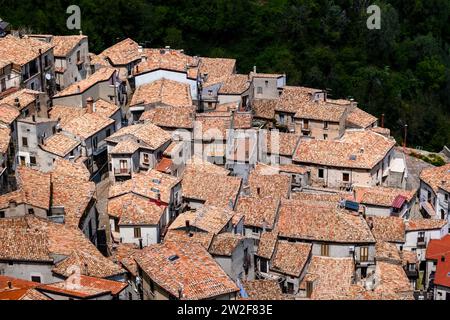 Vue aérienne des toits des maisons du petit village de San Donato di Ninea, qui se trouve sur les pentes de la montagne Pozzo del Pellegrino. Banque D'Images