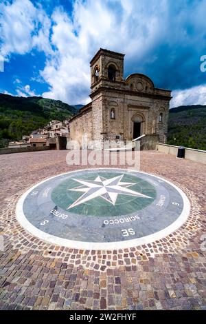 L'église Chiesa della S.S. Assunta sur la place Piazzale Motta, surplombant le petit village de San Donato di Ninea. Banque D'Images