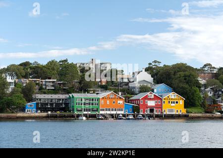 Vue sur le port de Sydney d'ateliers historiques colorés, présentés comme les ateliers Waterview Wharf sur la péninsule de Balmain Banque D'Images