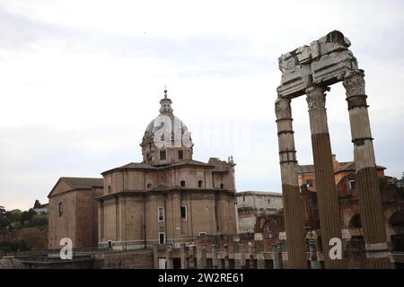 Belle architecture de l'empereur romain à Rome Italie. Le Colisée est un symbole de la grandeur et de la sophistication de la Rome antique. Banque D'Images
