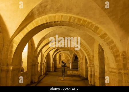 Angleterre, Hampshire, Winchester, cathédrale de Winchester, la crypte, sculpture intitulée 'Sound II' par Antony Gormley Banque D'Images