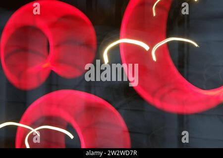 Photographie abstraite, mouvement circulaire de lumières de couleur rouge motifs abstraits pour créer des idées, créés en utilisant des mouvements intentionnels de caméra Banque D'Images