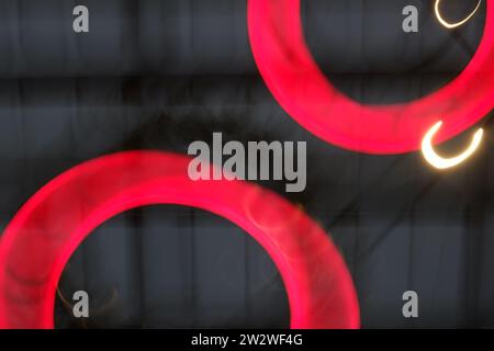 Photographie abstraite, mouvement circulaire de lumières de couleur rouge motifs abstraits pour créer des idées, créés en utilisant des mouvements intentionnels de caméra Banque D'Images