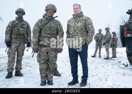 Le chef travailliste Sir Keir Starmer visite la base opérationnelle avancée de l'OTAN de Tapa en Estonie, près de la frontière russe, où lui et le secrétaire à la défense de l'ombre John Healey ont assisté à des exercices et rencontré des soldats déployés avec les forces armées britanniques. Date de la photo : jeudi 21 décembre 2023. Banque D'Images