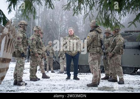 Le chef travailliste Sir Keir Starmer visite la base opérationnelle avancée de l'OTAN de Tapa en Estonie, près de la frontière russe, où lui et le secrétaire à la défense de l'ombre John Healey ont assisté à des exercices et rencontré des soldats déployés avec les forces armées britanniques. Date de la photo : jeudi 21 décembre 2023. Banque D'Images