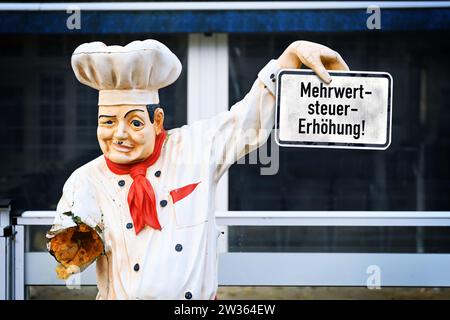 FOTONTAGE, Kaputte figur eines Kochs vor einem Restaurant mit Schild und Aufschrift Mehrwertsteuer-Erhöhung, in der Gastronomie wird die Mehrwertste Banque D'Images