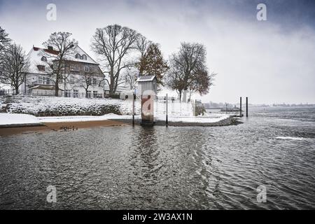 Zollenspieker Fährhaus im Winter an der Elbe à Kirchwerder, Hambourg, Allemagne Banque D'Images