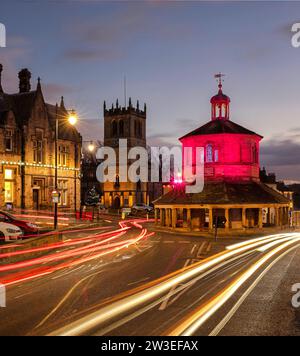 Vue au crépuscule du château de Barnard au moment de Noël avec des lumières et décorations de Noël donnant sur la Market Cross et le long de la rue principale A67 Banque D'Images