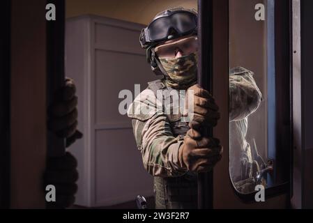 Des soldats d'une unité antiterroriste spéciale prennent d'assaut un wagon de chemin de fer dans le métro. Concept d'opération spéciale. Supports mixtes Banque D'Images