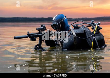 Le marin sort de l'eau et se dirige vers la cible avec les armes à la main. Le concept de jeux vidéo, la publicité, l'instabilité dans le Banque D'Images