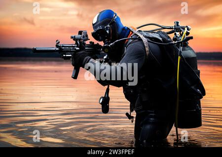 Le marin sort de l'eau et se dirige vers la cible avec les armes à la main. Le concept de jeux vidéo, la publicité, l'instabilité dans le Banque D'Images