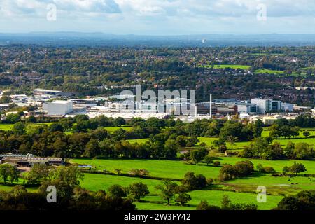 Vue de bas sur l'usine Astra Zeneca à Macclesfield Cheshire Angleterre avec la plaine de Cheshire et Jodrell Bank visibles au loin. Banque D'Images