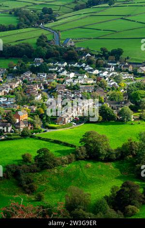 Vue des maisons à Rainow un petit village dans le Cheshire Angleterre Royaume-Uni sur la limite ouest du Peak District entouré de champs et de terres agricoles. Banque D'Images