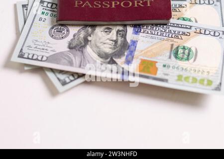 Billets de caisse et passeport. Concept touristique. Supports mixtes Banque D'Images