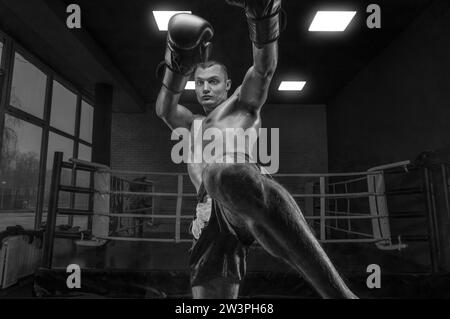 Image d'un kickboxer dans la salle de gym. Coup de pied au genou. Arts martiaux mixtes Concept sportif Banque D'Images