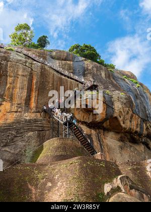 Les visiteurs montent les escaliers à Sigiriya Rock, au Sri Lanka Banque D'Images