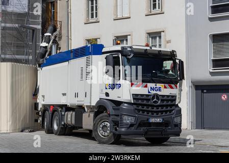 Nancy, France - camion excavateur d'aspiration blanc Mercedes-Benz Arocs 2551 pour travaux routiers dans une rue. Banque D'Images