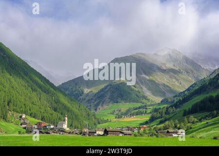 Vue sur le village avec des montagnes fraîchement enneigées, notre Dame, Tyrol du Sud, Italie Banque D'Images
