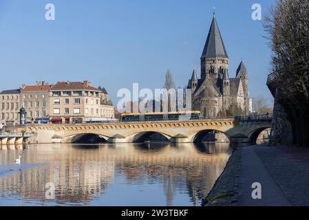 Metz, France - vue du Pont neuf sur la Moselle, avec le temple protestant de Metz en arrière-plan. Banque D'Images