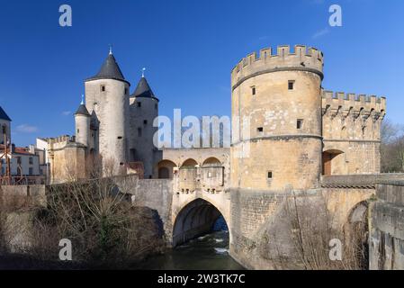 Metz, France - vue de la porte des Allemands, sur la rivière la Seille, un château-pont médiéval et porte de la ville à Metz. Banque D'Images