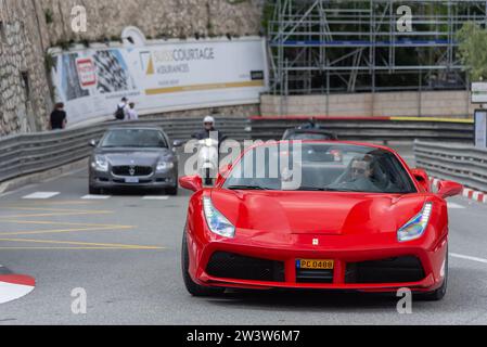 Monaco, Monaco - Red Ferrari 488 Spider au volant de l'épingle à cheveux Fairmont. Banque D'Images