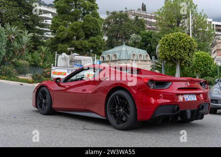 Monaco, Monaco - Red Ferrari 488 Spider conduisant sur la place du Casino. Banque D'Images