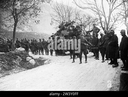 Photographie officielle prise sur le front occidental britannique montrant des soldats avec un char Banque D'Images