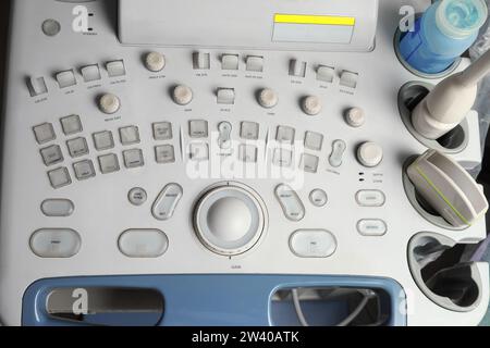 Panneau de commande à ultrasons avec transducteurs à ultrasons et gel de transmission, vue au-dessus. Matériel médical Banque D'Images