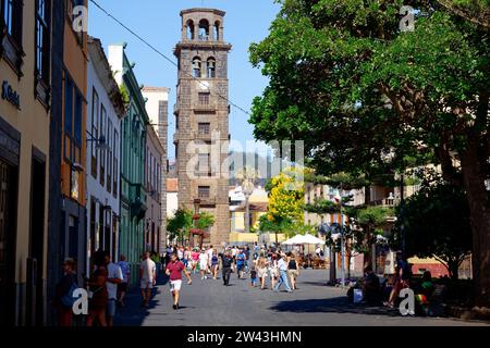 Les gens marchent sur le centre historique de San Cristóbal de la Laguna. Site du patrimoine mondial de l'UNESCO Banque D'Images