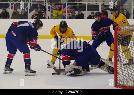 Dumfries, 12 décembre 2023. Archie Hazeldine et le netminder Benjamin Norton jouant pour la Grande-Bretagne et Dovydas Jukna et Ilja Michalevic jouant pour la Lituanie dans un match du Championnat du monde U20 de hockey sur glace 2024 de l'IIHF, Division II, Groupe A au Dumfries Ice Bowl. Crédit : Colin Edwards Banque D'Images