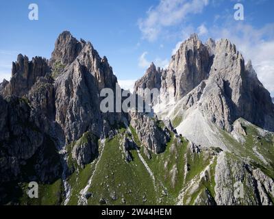 Vue aérienne des montagnes Cadini di Misurina pendant une journée ensoleillée avec quelques nuages. Dolomites, Italie. Paysage dramatique et cinématographique Banque D'Images