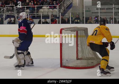 Dumfries, 12 décembre 2023. La Lituanie marque contre la Grande-Bretagne dans un match du Championnat du monde U20 de hockey sur glace 2024 de l'IIHF, Division II, Groupe A au Dumfries Ice Bowl. Crédit : Colin Edwards Banque D'Images