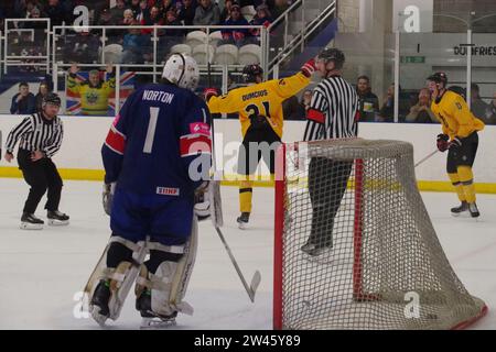 Dumfries, 12 décembre 2023. La Lituanie marque contre la Grande-Bretagne dans un match du Championnat du monde U20 de hockey sur glace 2024 de l'IIHF, Division II, Groupe A au Dumfries Ice Bowl. Crédit : Colin Edwards Banque D'Images