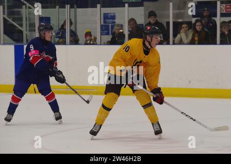 Dumfries, 12 décembre 2023. Carter-Kai Hamill jouant pour la Grande-Bretagne et Ilja Michalevic jouant pour la Lituanie dans un match du Championnat du monde U20 de hockey sur glace 2024 de l'IIHF, Division II, Groupe A au Dumfries Ice Bowl. Crédit : Colin Edwards Banque D'Images