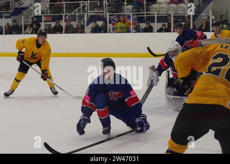 Dumfries, 12 décembre 2023. Billy Thorpe et le netminder Benjamin Norton jouant pour la Grande-Bretagne et Ilja Michalevic jouant pour la Lituanie dans un match du Championnat du monde U20 de hockey sur glace 2024 de l'IIHF, Division II, Groupe A au Dumfries Ice Bowl. Crédit : Colin Edwards Banque D'Images