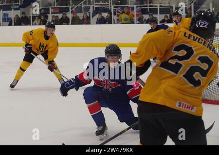 Dumfries, 12 décembre 2023. Ilja Michalevic et Milan Levcenko jouant pour la Lituanie et Billy Thorpe jouant pour la Grande-Bretagne dans un match du Championnat du monde U20 de hockey sur glace 2024 de l'IIHF, Division II, Groupe A au Dumfries Ice Bowl. Crédit : Colin Edwards Banque D'Images