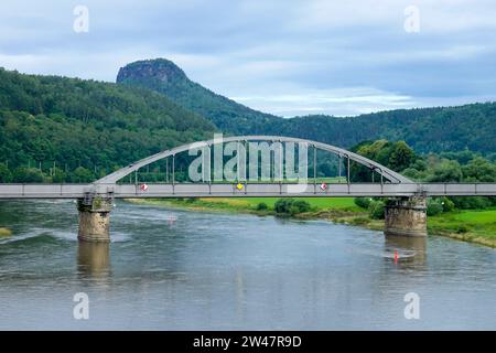 Pont ferroviaire en acier voûté dans la vallée de l'Elbe, montagne Lilienstein en arrière-plan Banque D'Images