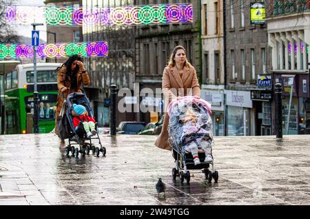 Dundee, Tayside, Écosse, Royaume-Uni. 21 décembre 2023. Météo au Royaume-Uni : par un matin venteux de décembre, les habitants se sont dirigés vers le centre-ville de Dundee pour acheter des cadeaux de Noël alors que la tempête Pia approche de Tayside. Crédit : Dundee Photographics/Alamy Live News Banque D'Images