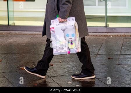 Dundee, Tayside, Écosse, Royaume-Uni. 21 décembre 2023. Météo au Royaume-Uni : par un matin venteux de décembre, les habitants se sont dirigés vers le centre-ville de Dundee pour acheter des cadeaux de Noël alors que la tempête Pia approche de Tayside. Crédit : Dundee Photographics/Alamy Live News Banque D'Images