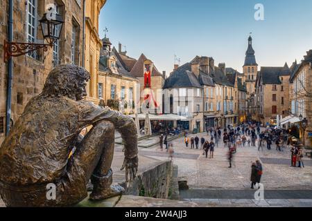 Sarlat-le-Canéda, France - 19 septembre 2023 : 'le Badaud' ou Onlooker, une sculpture en bronze de Gérard Auliac, veille sur les acheteurs de Noël dans le m Banque D'Images