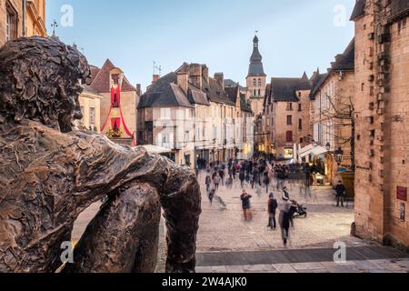 Sarlat-le-Canéda, France - 19 septembre 2023 : 'le Badaud' ou Onlooker, une sculpture en bronze de Gérard Auliac, veille sur les acheteurs de Noël dans le m Banque D'Images